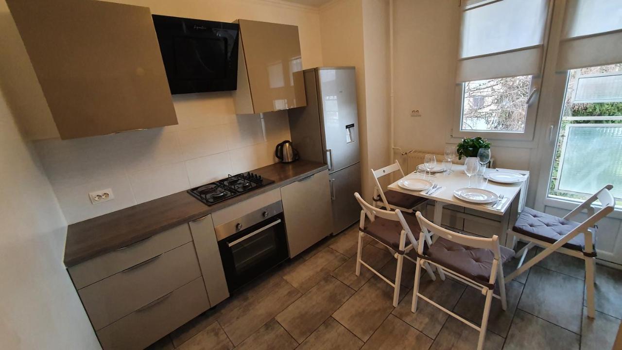 Appartement Avec Parking Gratuit Proche De Village De Marque Bourgoin-Jallieu Bagian luar foto