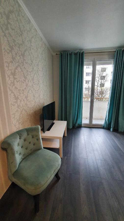 Appartement Avec Parking Gratuit Proche De Village De Marque Bourgoin-Jallieu Bagian luar foto